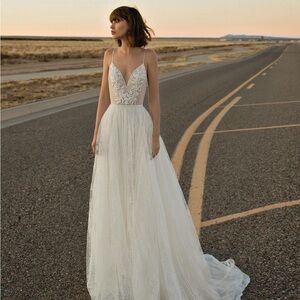 Viral Elegant Lace Wedding Dress Flora Luna Bridal